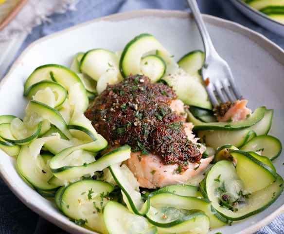 Gebackener Lachs mit Zucchini.