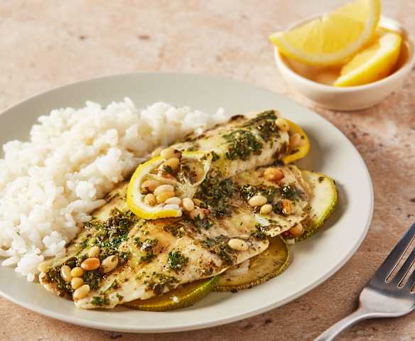 Fisch mit Zucchini und Kräutern.