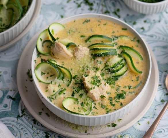 Zitronen-Parmesan-Hähnchen mit Zucchini-Pasta.