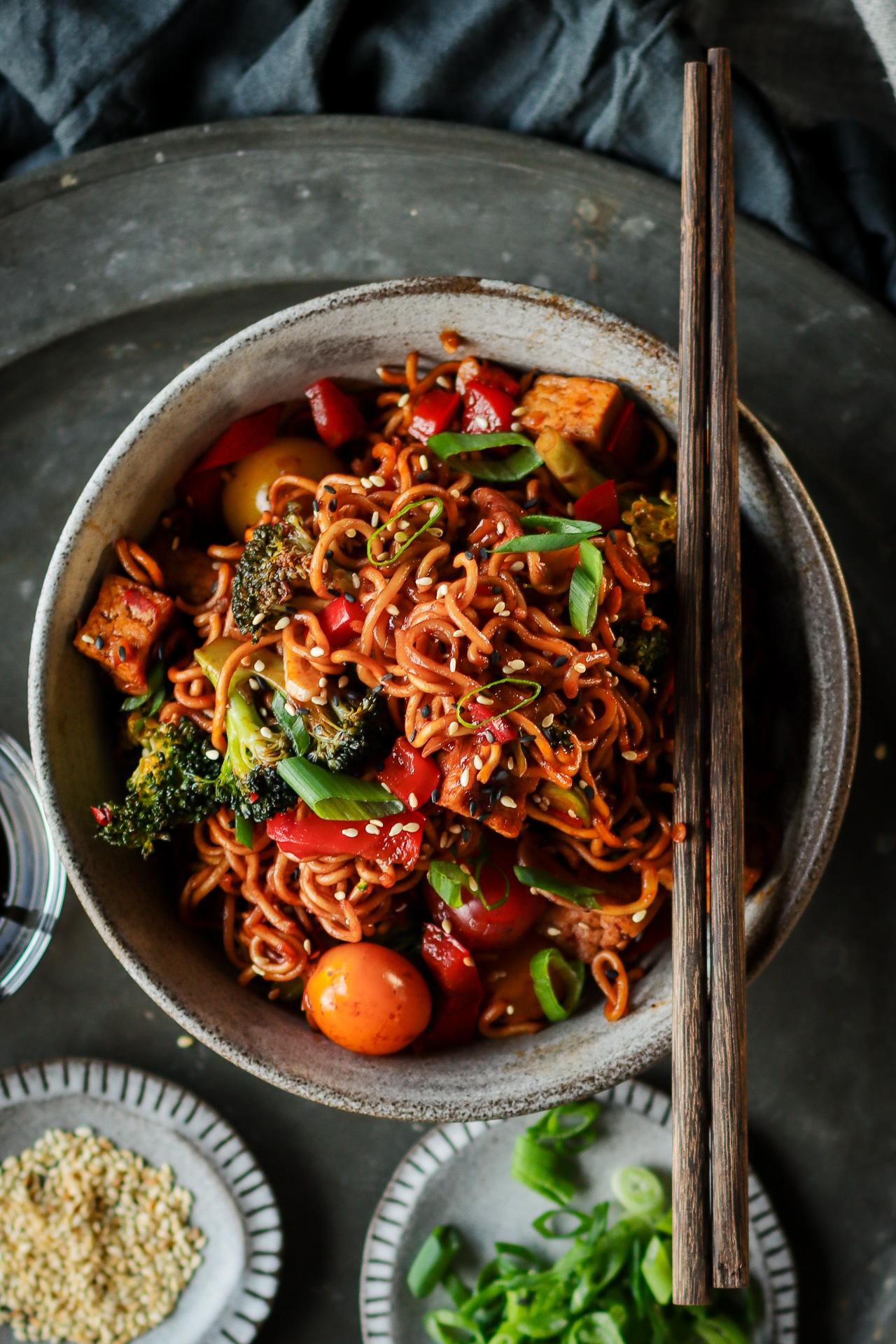 Knoblauch-Wok-Nudeln mit Tofu, Paprika und Kirschtomaten.