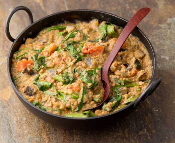 Geschmorte Aubergine mit Tomate, Linsen und Kräutern — die Sommerfarbe der Woche.