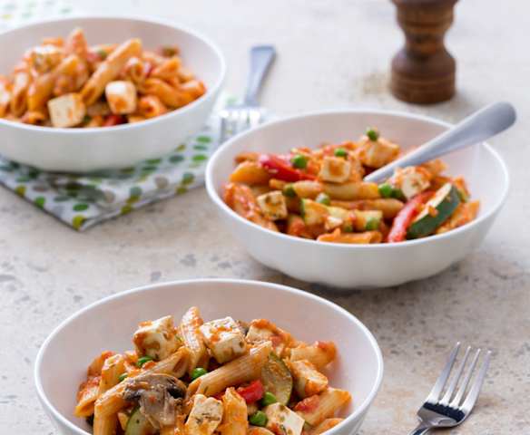 Pasta alla Norma mit gerösteter Aubergine, Kirschtomaten und Ricotta Salata — der warme Wochenstart.