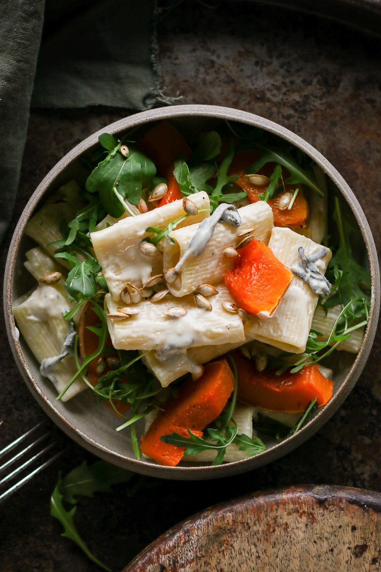 Cremige Kürbis-Salbei-Pasta mit gerösteter Butternut und knusprigen Salbeiblättern — der warme Herbstauftakt der Woche.